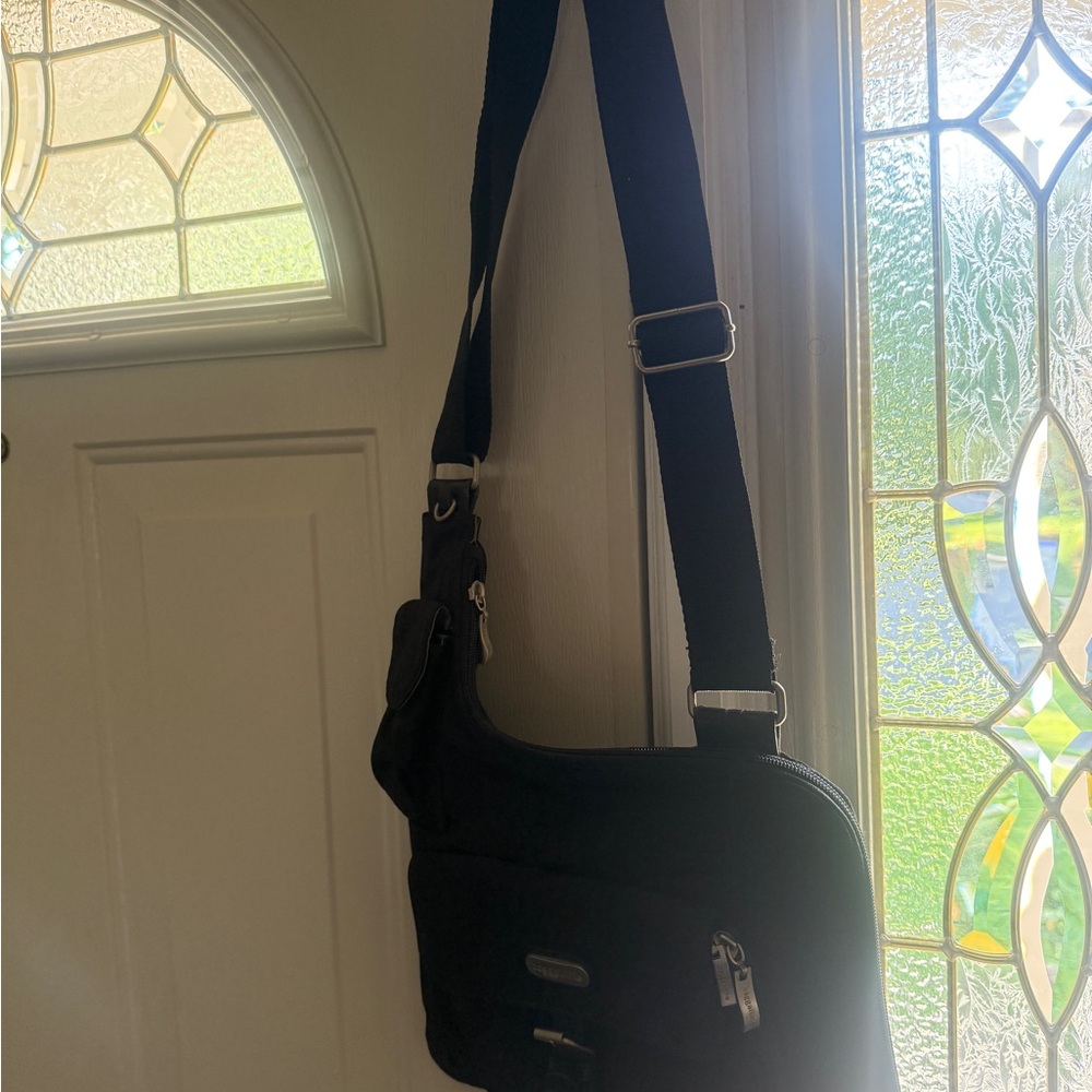 Baggallini Medium Black Crossbody / Shoulder Bag with Adjustable Straps (Nylon)